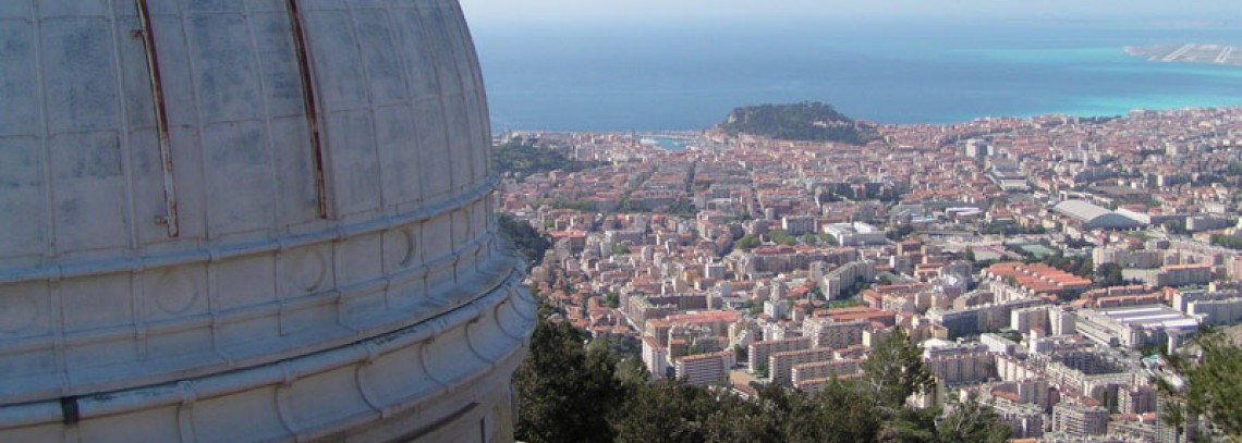 La coupole de l'observatoire de Nice surplombant la ville de Nice et la mer Méditerranée.