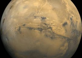 La planète Mars et en son centre, horizontal, le plus grand canyon du Système solaire: Valles Marineris