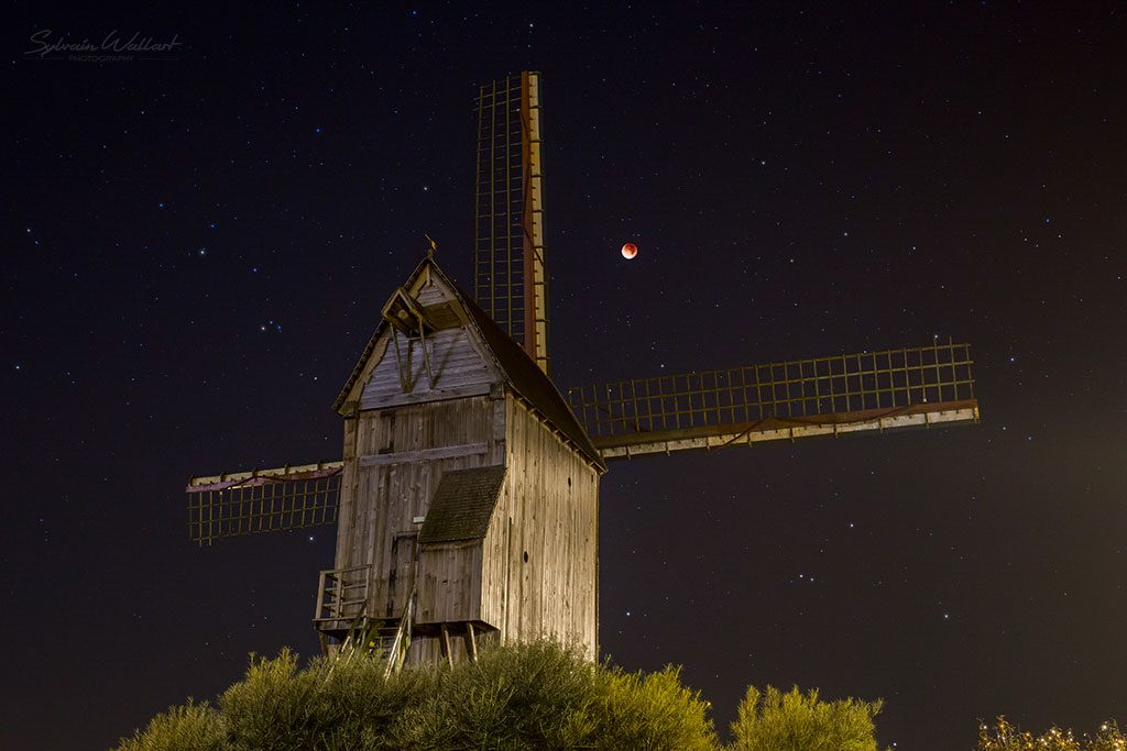 L'éclipse totale de Lune du 28 septembre 2015 avec en avant-plan le moulin de Cassel. Photo Sylvain Wallart.