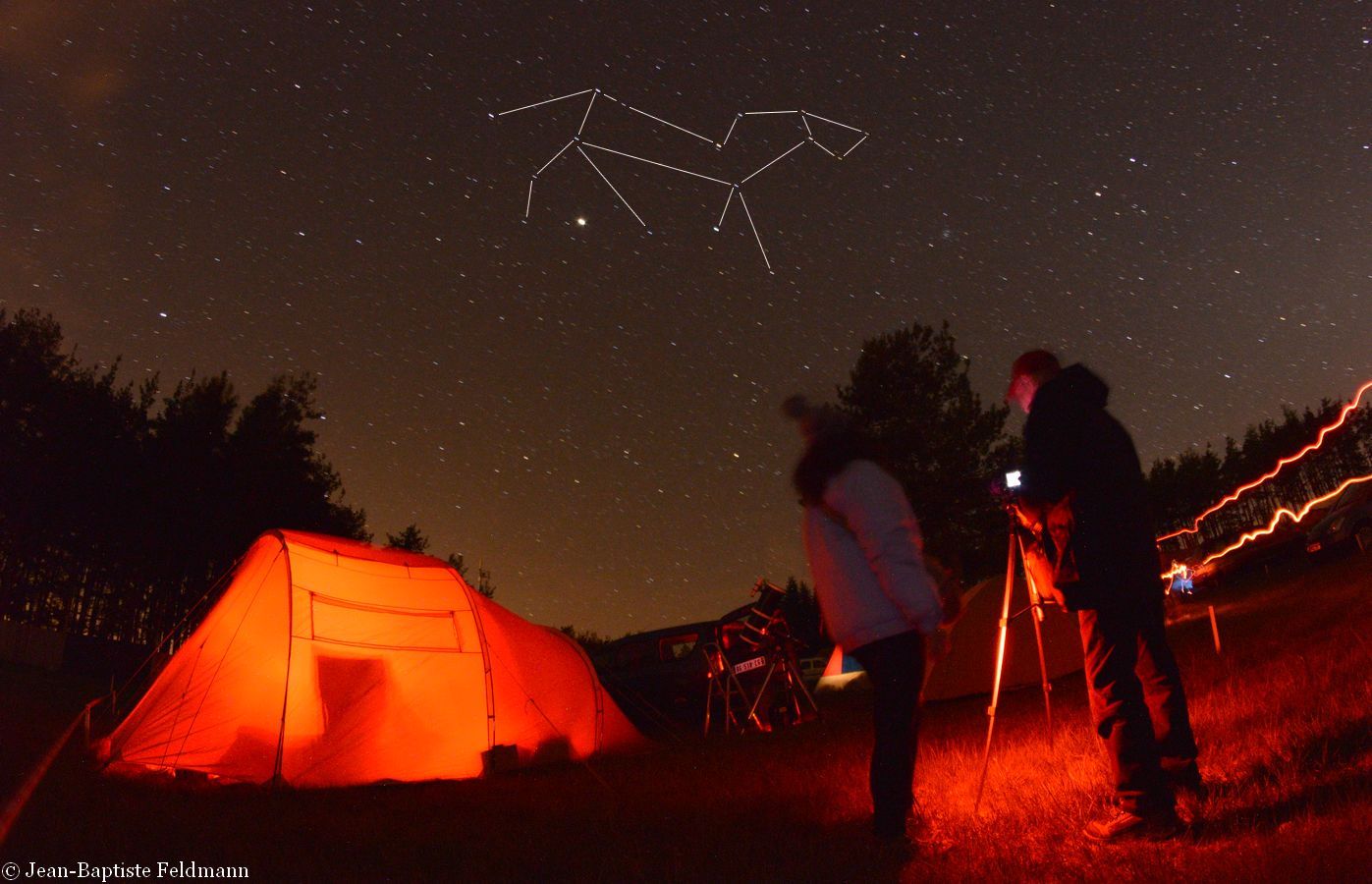 Photo d'observateurs sous le ciel étoilé avec la constellation du Lion et Jupiter juste en dessous vue comme un point brillant.