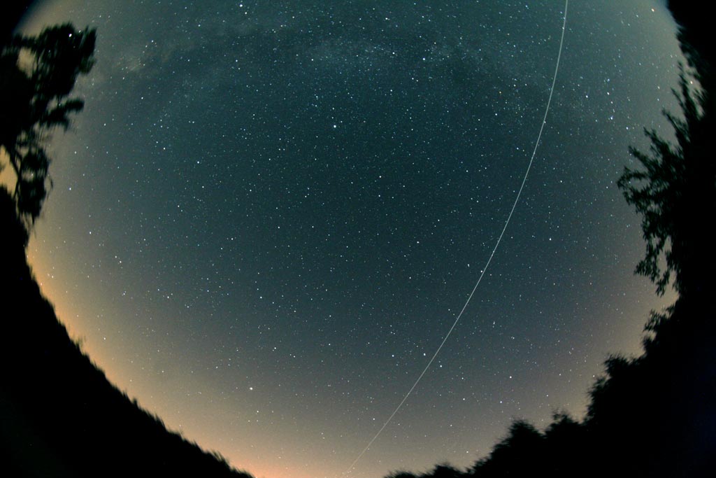 photo de l'ISS traversant le ciel