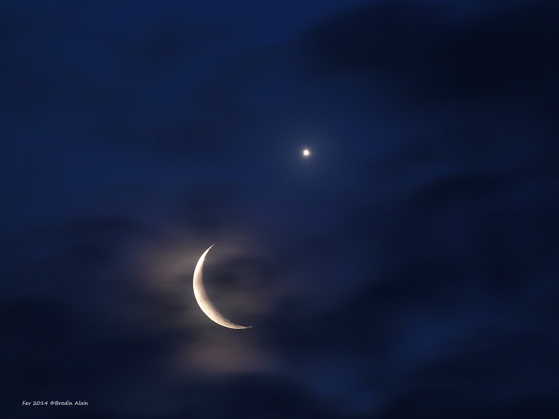 Rapprochement entre la Lune en croissant avec la lumière cendrée et Vénus