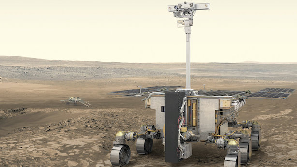 Vue d'artiste du rover ExoMars sur le sol martien : on le voit avec six roues, des instruments au bout d'un mât et un boîtier gris qui correspond à une foreuse au premier plan.