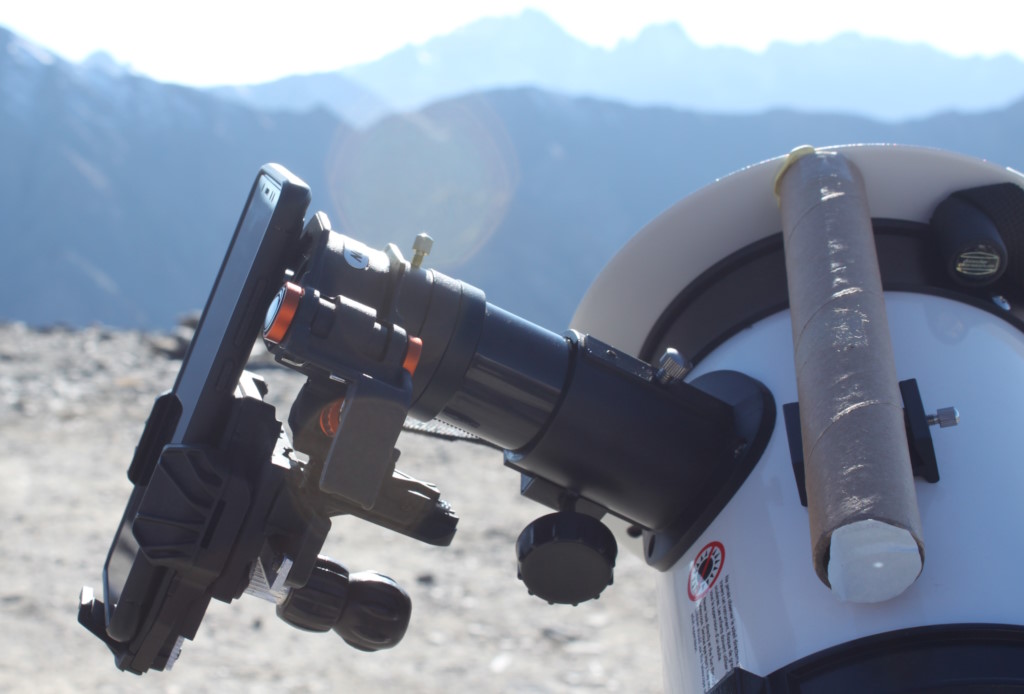 utilisation d'un télescope muni d'un viseur solaire  pour photographier le Soleil à l'aide d'un smartphone