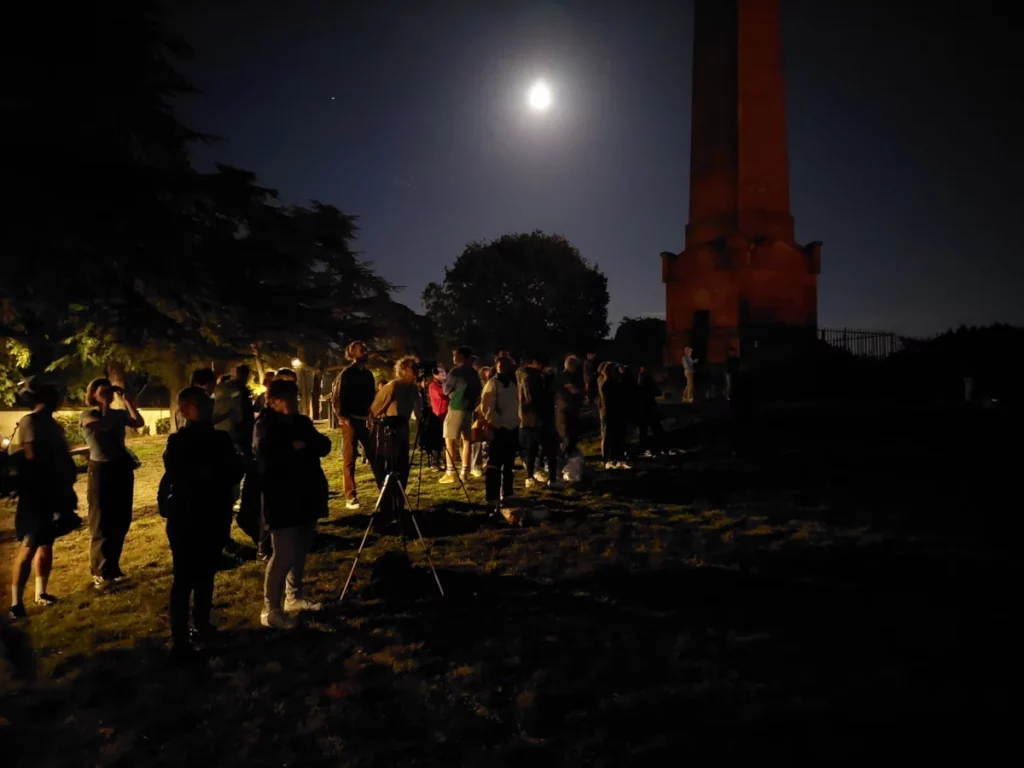 photo d'ambiance montrant des personnes en train d'observer la comète Tsuchinshan-ATLAS depuis la colline de Jolimont à Toulouse.