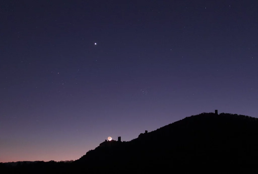 Photo de Vénus le soir avec la lune qui se couche