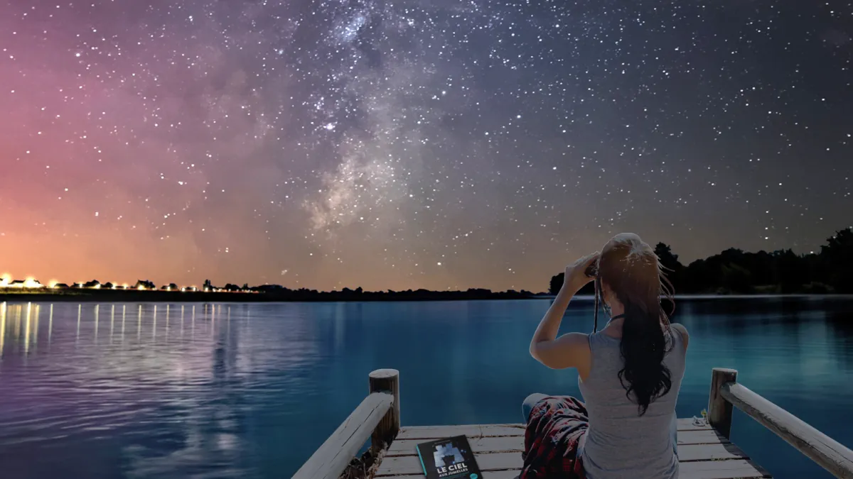 illustration montrant un personnage féminin observant les étoiles avec des jumelles au bord d'un lac