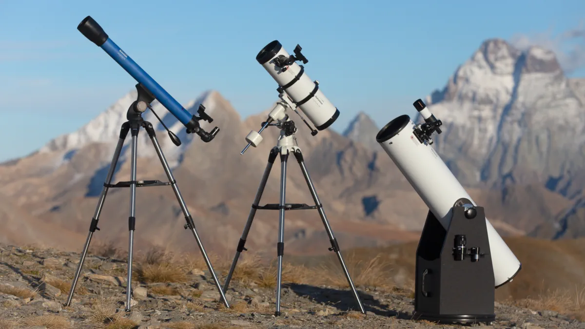 photo des deux télescopes et de la lunette astronomique de la gamme Stelescope de Stelvision, dans un paysage de montagne