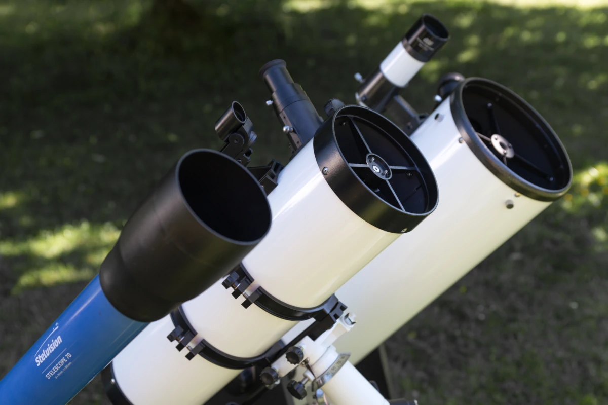 photo de deux télescopes et d'une lunette astronomique de la gamme Stelescope de Stelvision