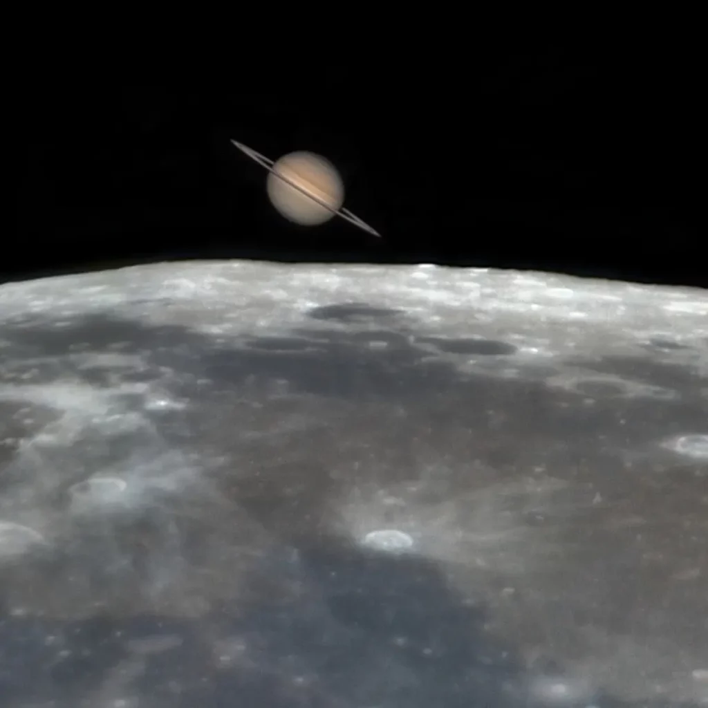 Photo montrant une grosse portion de Lune avec des cratères et au dessus, la planète Saturne avec ses anneaux.